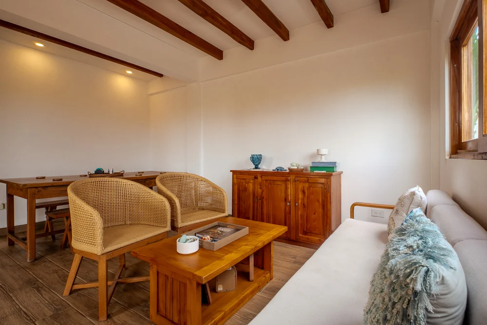 Salón y comedor con mobiliario de madera y fibras naturales