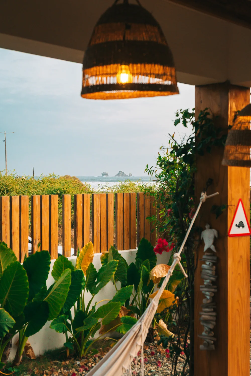 Luz cálida, jardín tropical y una pausa frente al mar